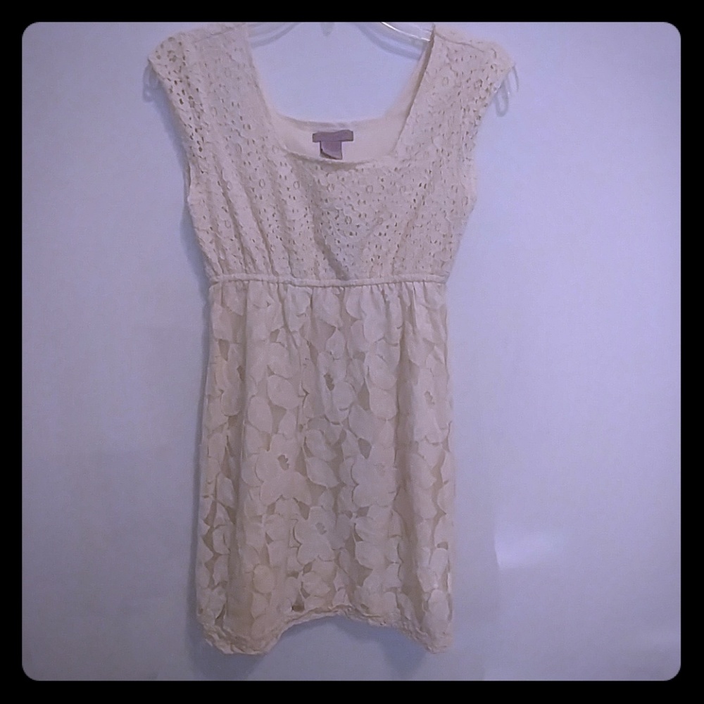 Girls size small cream dress fits an 8-10